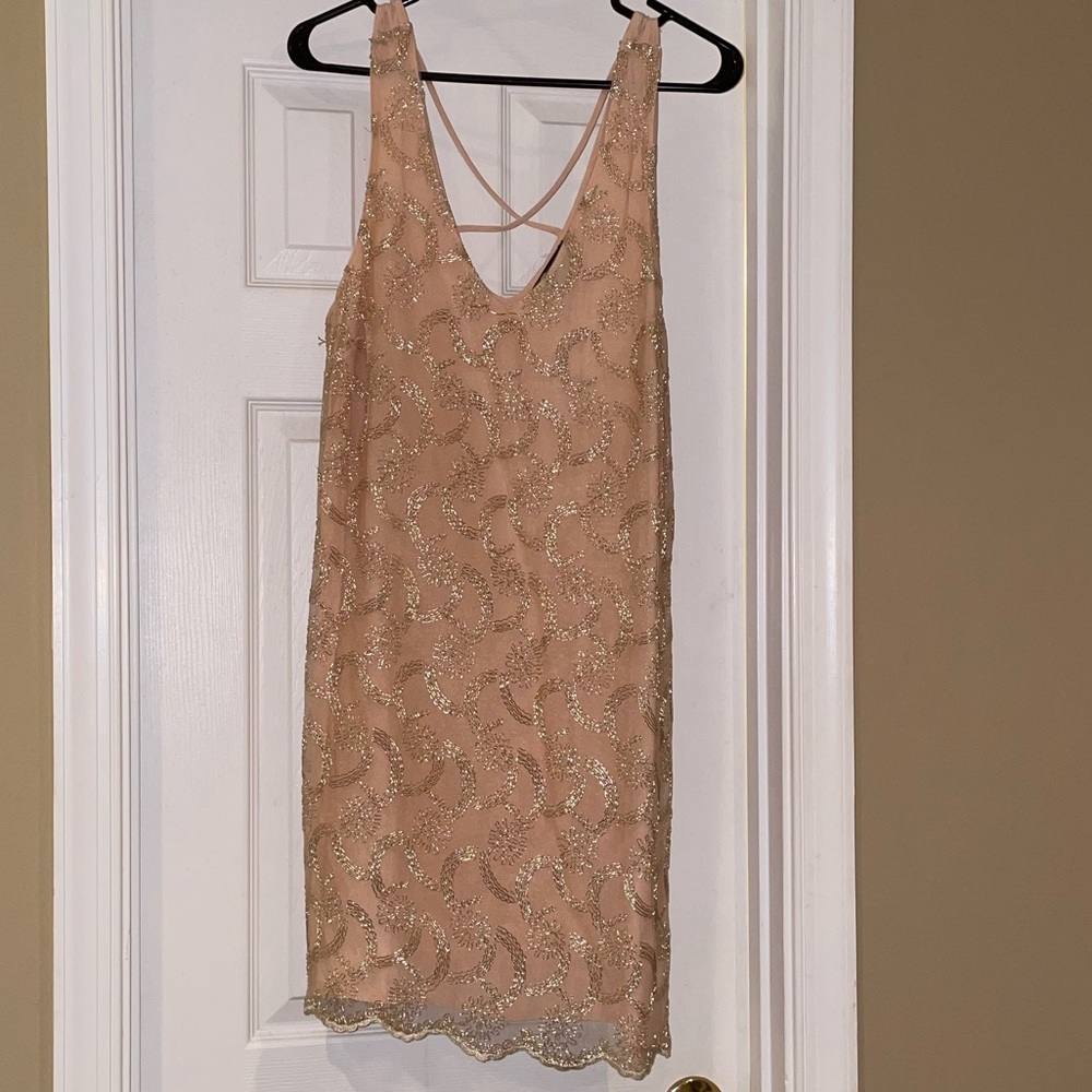 ASTR The Label Women's Mini Shift Dress Gold Embroidered Overlay Blush size L